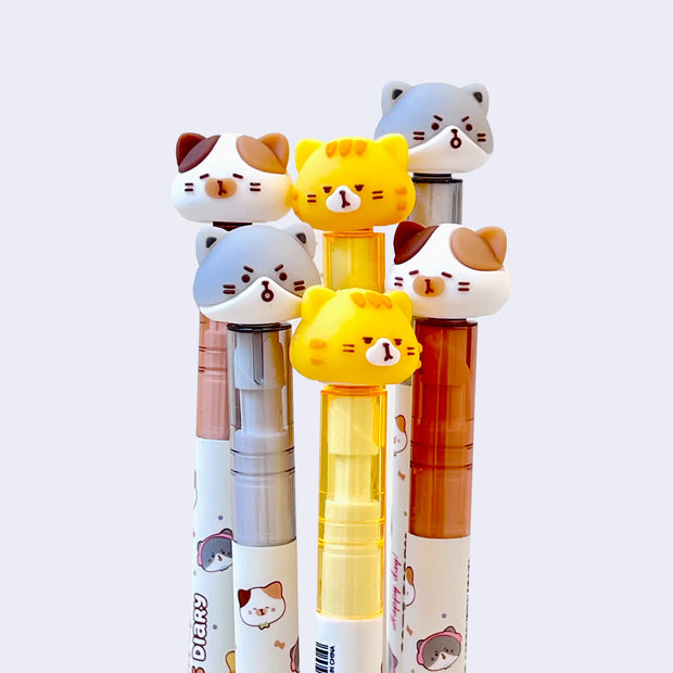 6 pens with a twisting mechanism to reveal to pen tip with rubber cat heads as pen toppers. The cats have cute cartoon expressions and are 3 different colorways: gray, orange and calico.